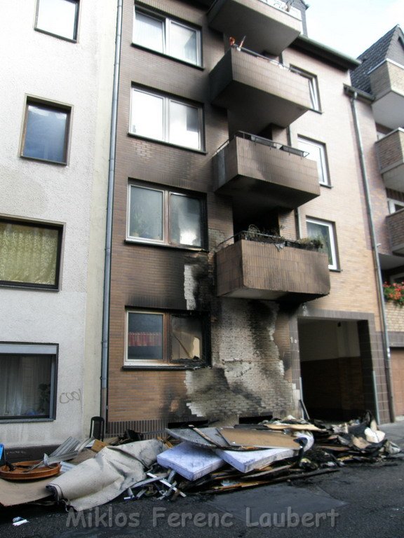 Sperrmuell Brand mit Uebergriff der Flammen auf Wohnhaus 21.JPG